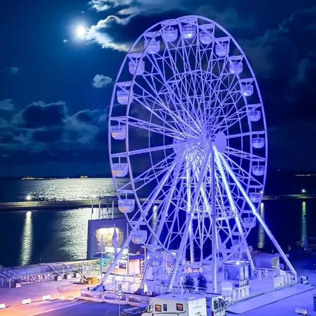 Riesenrad fest stationiert in Sassnitz auf Rügen — Wahrzeichen am Stadthafen mit Blick auf die Ostsee